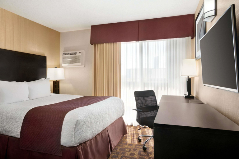 Bedroom 3, Days Inn by Wyndham Sylvan Lake, Division No. 8