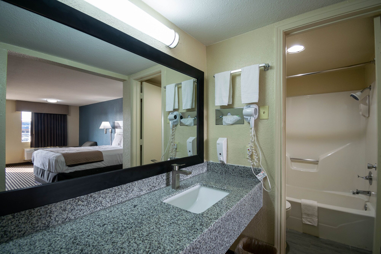 Bathroom 4, Countryside Inn, Kaufman