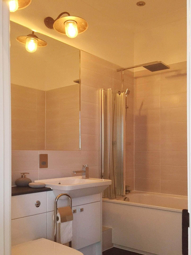 Bathroom, Spacious 1 Bedroom Split Level Old Pub Conversion Tower Bridge, London