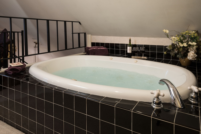 Bathroom 5, Astor House, Brown