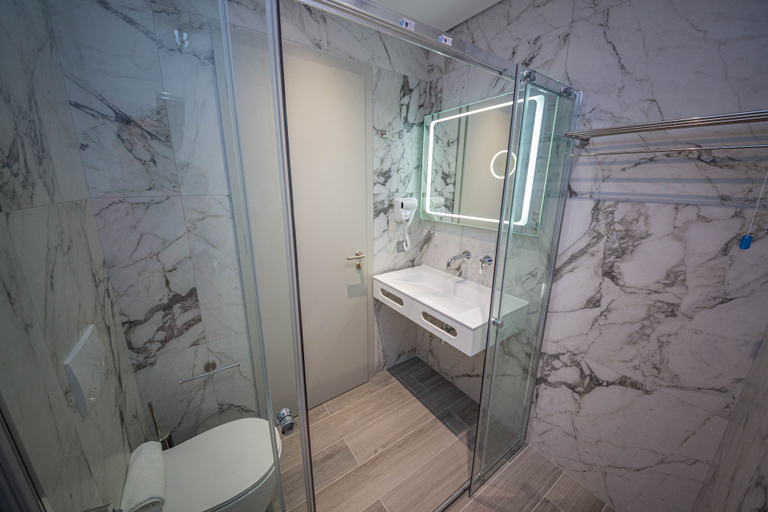 Bathroom 5, El Primero Hotel, Sarandës