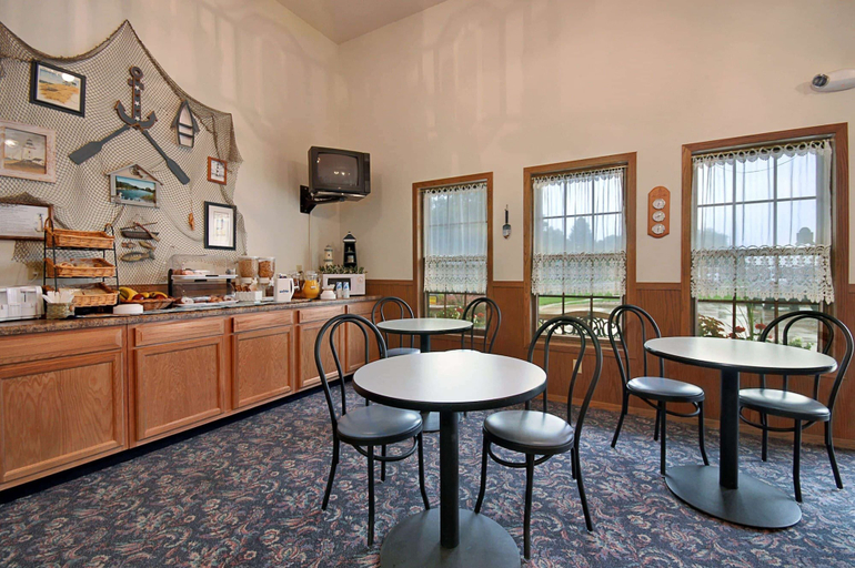 Food & Drinks 5, Super 8 by Wyndham Pella, Marion