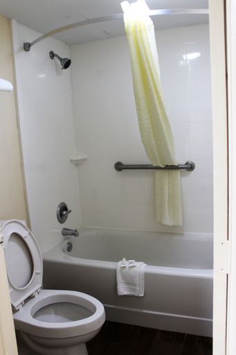 Bathroom 4, Bluegrass Inn, Franklin