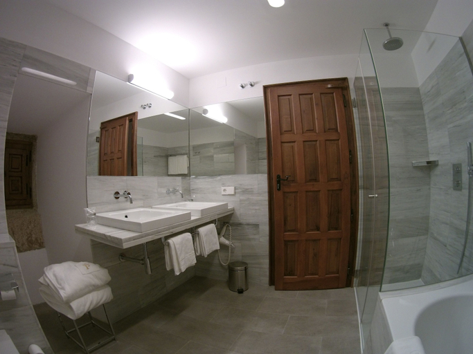 Bathroom 5, Parador de Santiago de Compostela, A Coruña