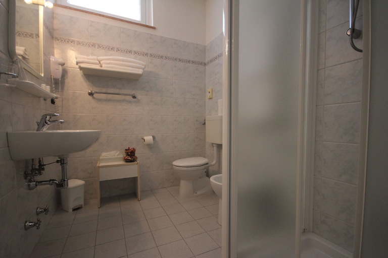 Bathroom 4, Hotel Miramare, Lucca