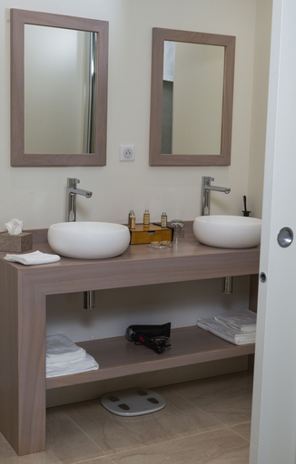 Bathroom 5, Château Tour Saint-Fort, Gironde