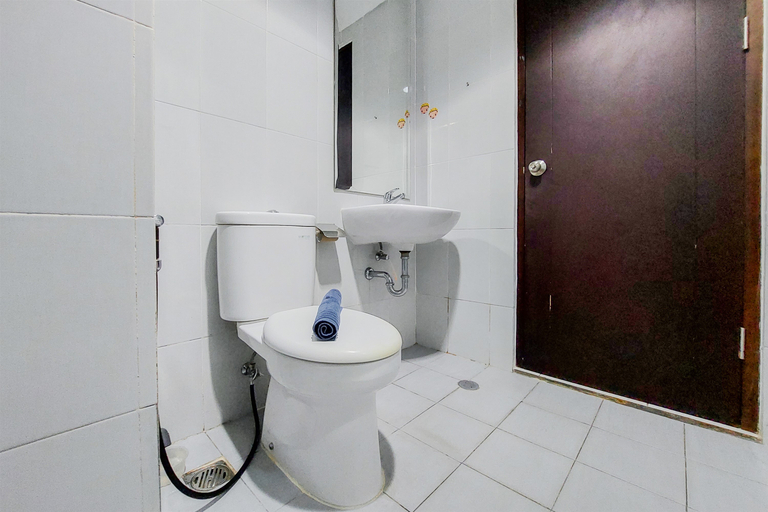 Bathroom 5, Best Modern 2BR at Casa de Parco Apartment By Travelio, Tangerang