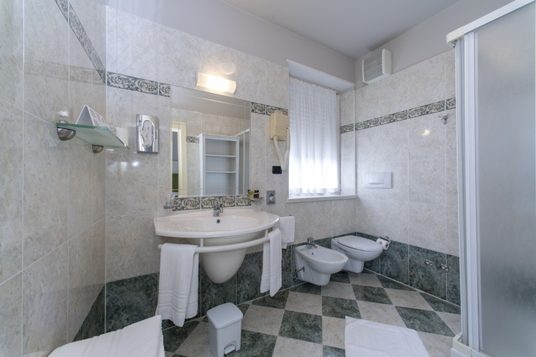 Bathroom 5, Hotel Lillà, Trento