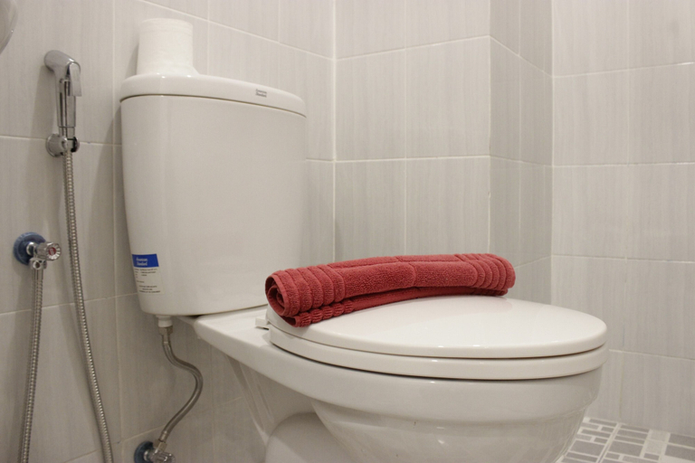 Bathroom 3, Pleasant Studio Semi Apartment at The Lodge Paskal near BINUS University, Bandung