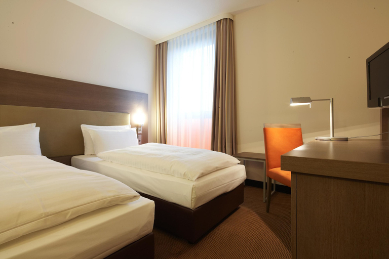 Bedroom 2, IntercityHotel Berlin Hauptbahnhof, Berlin