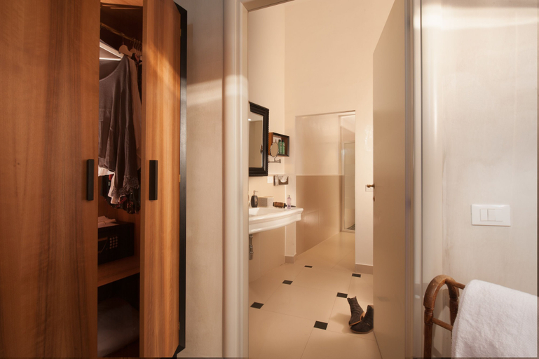 Bathroom 5, Lungarno Vespucci 50, Florence
