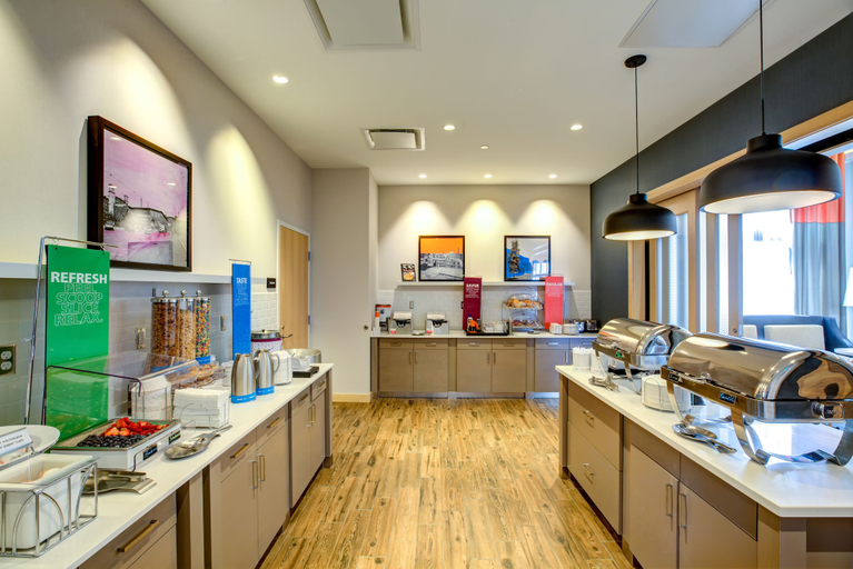 Food & Drinks 5, Hampton Inn & Suites Boston/Waltham, Middlesex