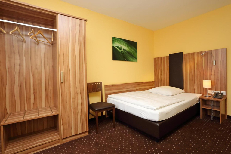 Bedroom 4, Hotel Silberhorn, Nürnberg