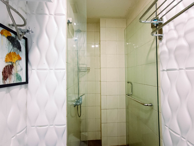 Bathroom 3, Comfort and Nice Stay 2BR Vida View Makassar Apartment By Travelio, Makassar