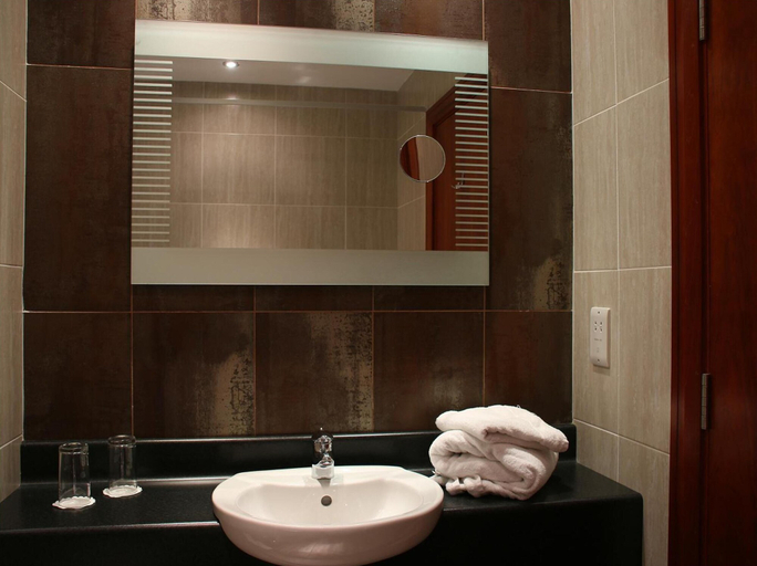 Bathroom 4, Blanco's Hotel Port Talbot, Neath Port Talbot