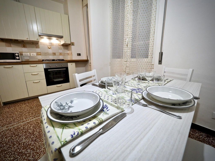 In-room dining 2, Comoda Casa del Duca Zona Acquario, Genova