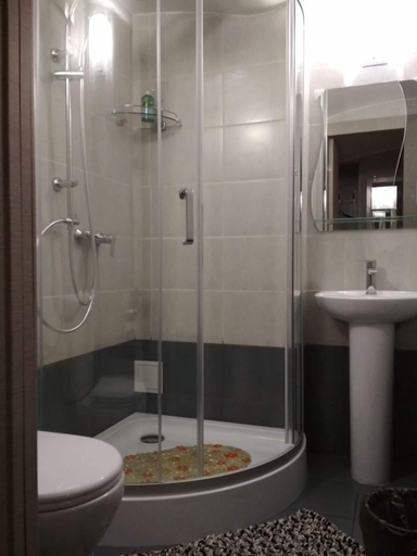 Bathroom 4, Besedka Hotel, Central
