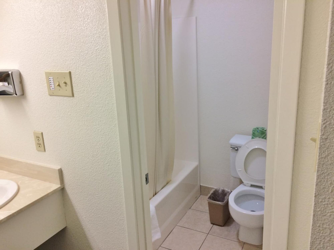Bathroom 3, Travel Inn & Suites, Cass