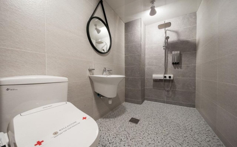 Bathroom 3, Ballantine Business Hotel, Buk
