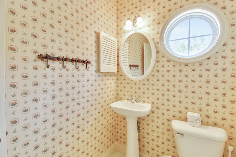 Bathroom 5, Lyons 10, Beaufort
