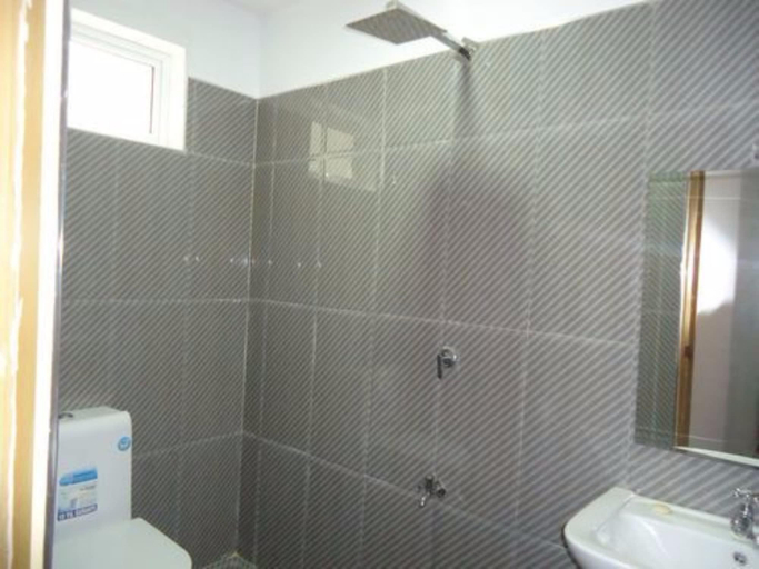 Bathroom, Rajarata White Palace, N. Palatha East