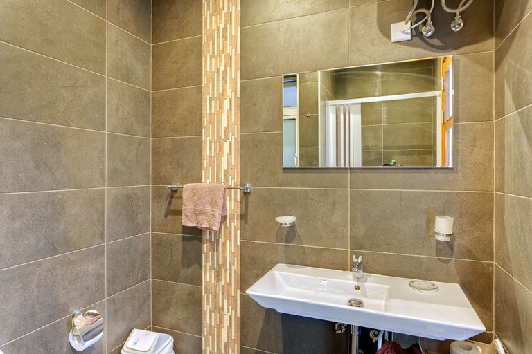 Bathroom 4, Modern 2 Bedroom Apartment in St Julians, St Julian's
