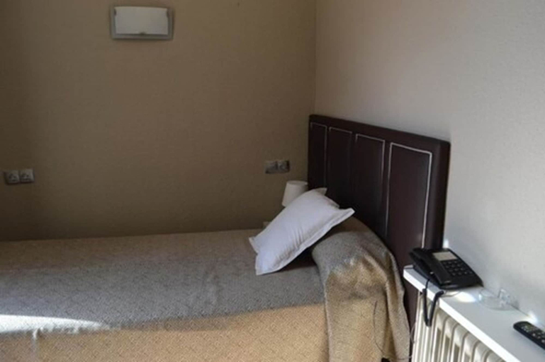 Bedroom 4, Hotel Ciutadella, Girona
