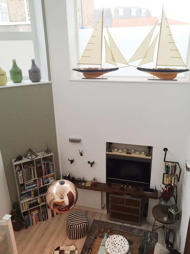 Others 5, Spacious 1 Bedroom Split Level Old Pub Conversion Tower Bridge, London