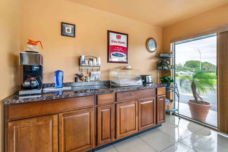 Food & Drinks 5, Econo Lodge Fort Myers Cape Coral, Lee