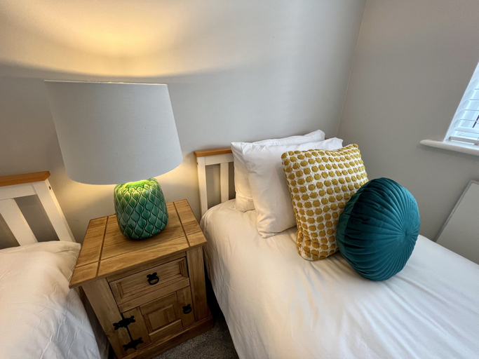 Bedroom 3, BookedUK - Lovely 2BR Flat in Hoddesdon, Hertfordshire