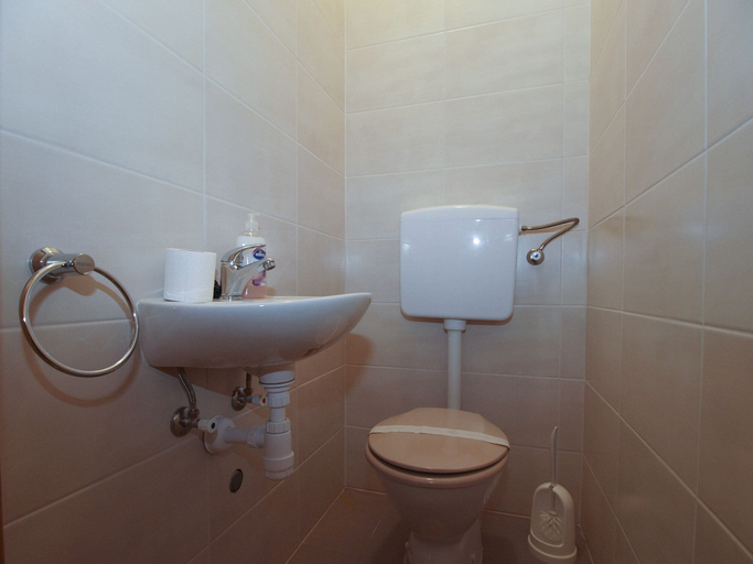 Bathroom 3, Apartment 1920, Pula