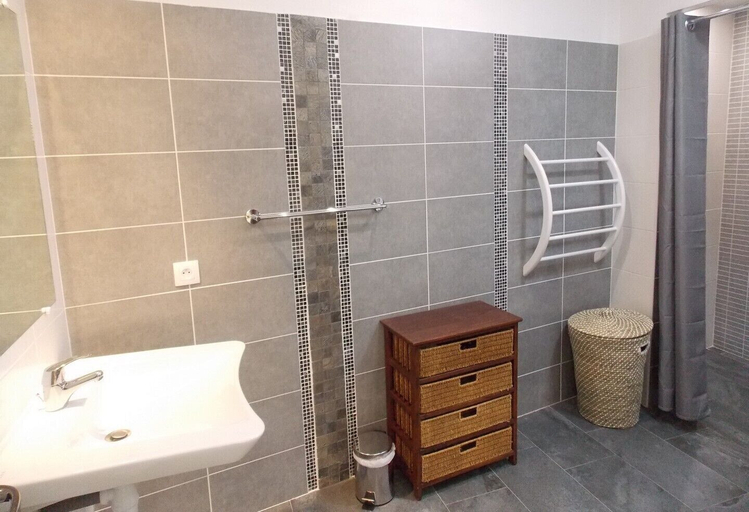 Bathroom 4, Les Lataniers, Saint-Leu