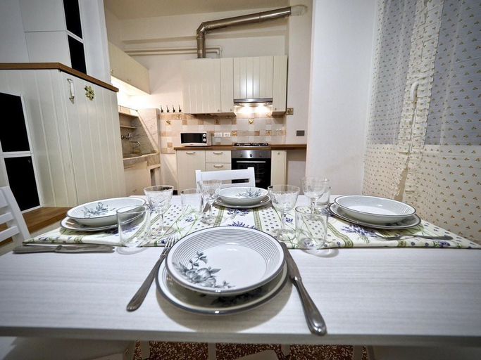 In-room dining 3, Comoda Casa del Duca Zona Acquario, Genova