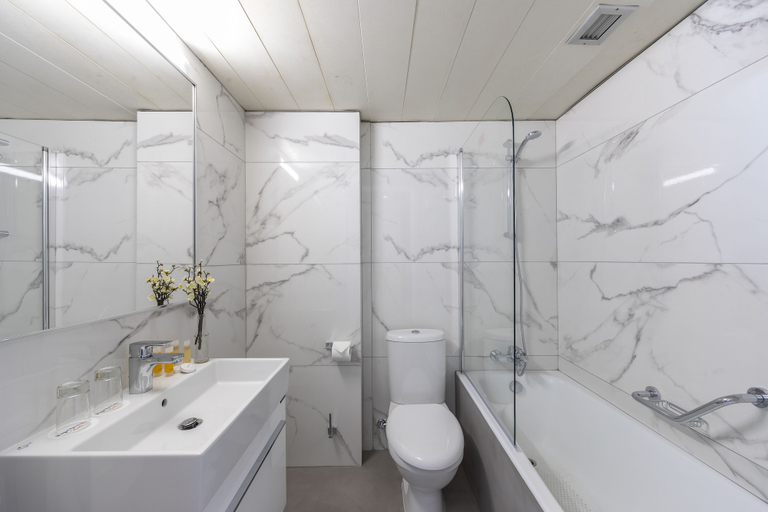 Bathroom 5, Kapetanios Odysseia Hotel