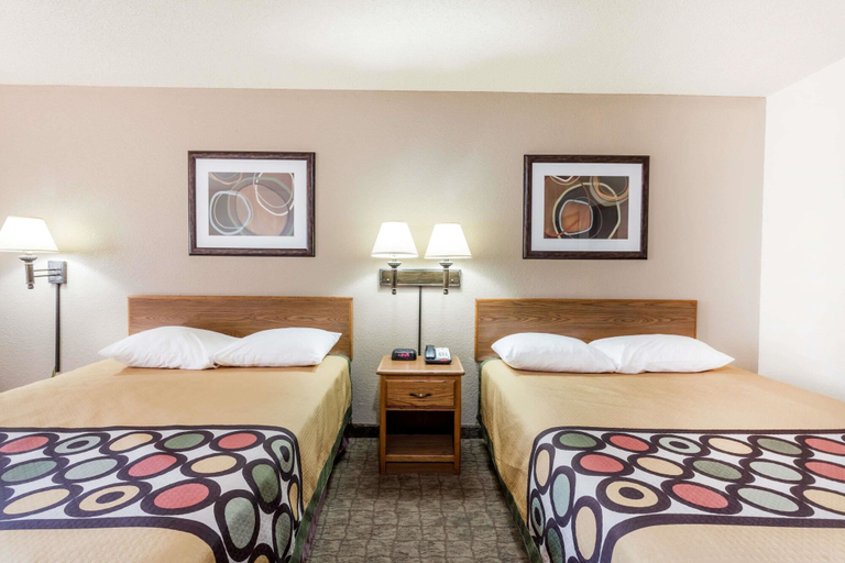 Bedroom 3, Super 8 by Wyndham Lewisburg, Greenbrier