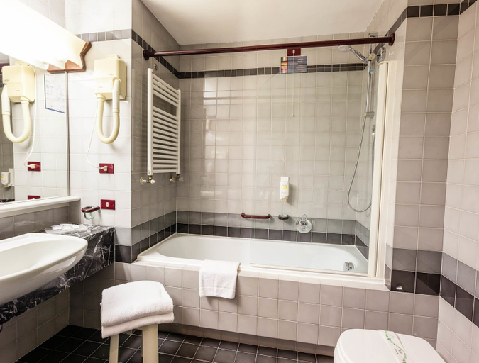Bathroom 4, Hotel Maxim, Verona