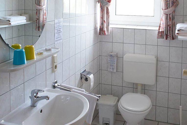 Bathroom 5, Hotel Zum Wikinger, Aurich