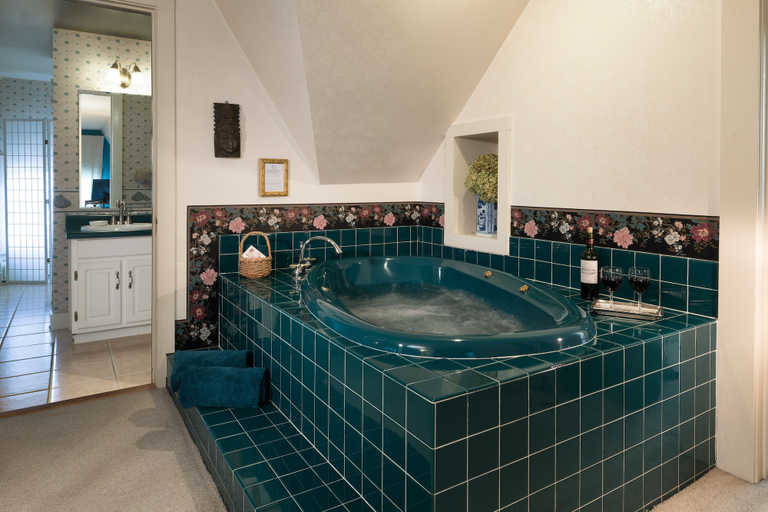 Bathroom 5, Astor House, Brown