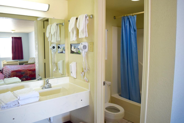 Bathroom 4, Countryside Inn, Kaufman