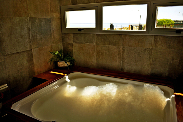 Bathroom 5, Rayentray Grand Hotel, Biedma
