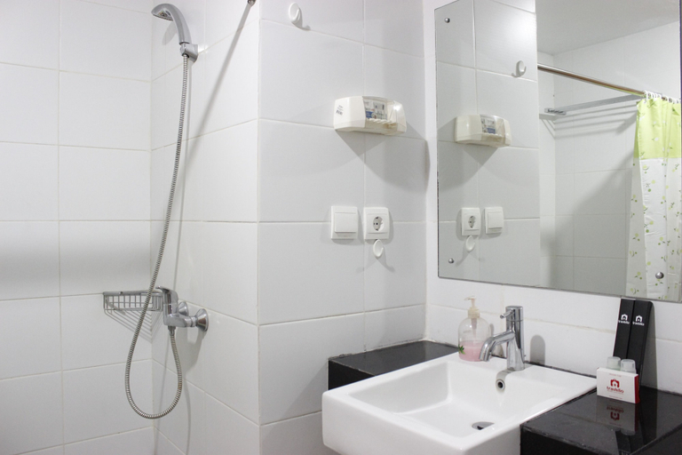 Bathroom 2, Comfortable Studio at Beverly Dago Apartment near ITB, Bandung