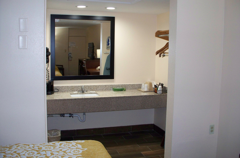 Bathroom 4, Bluegrass Inn, Franklin