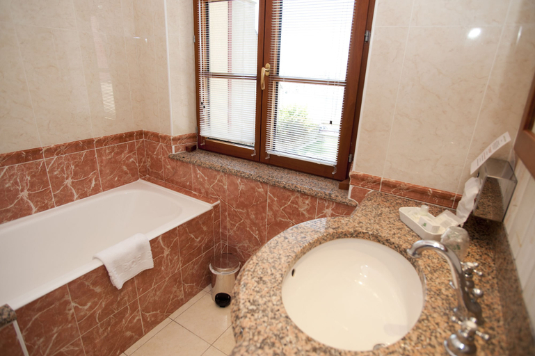 Bathroom 4, Manoir du Cunningham, Ille-et-Vilaine