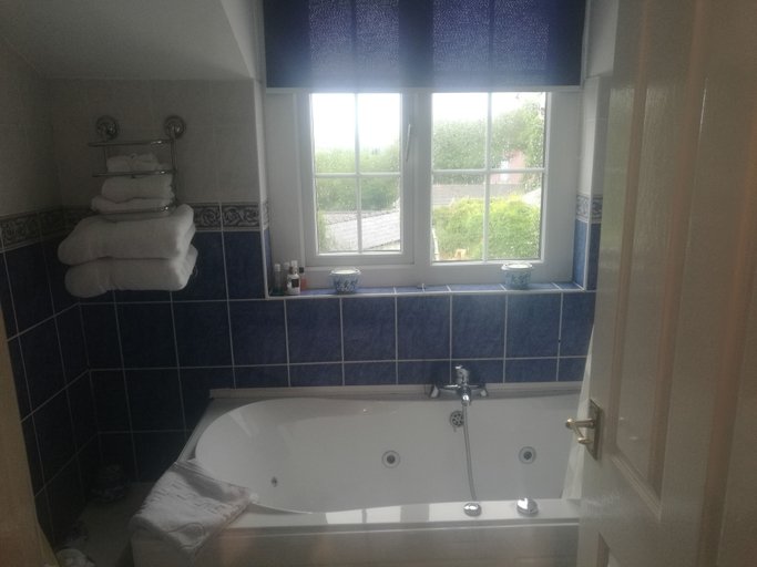 Bathroom 4, Myrtle Cottage Vacation Rooms, Swansea