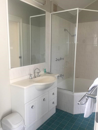 Bathroom 5, Blue Lagoon Beach Resort, Wyong - South and West