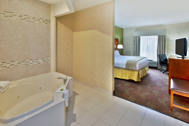 Bedroom 4, Holiday Inn Express & Suites FRANKENMUTH, Saginaw