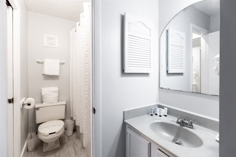 Bathroom 3, The Summit 618, Bay