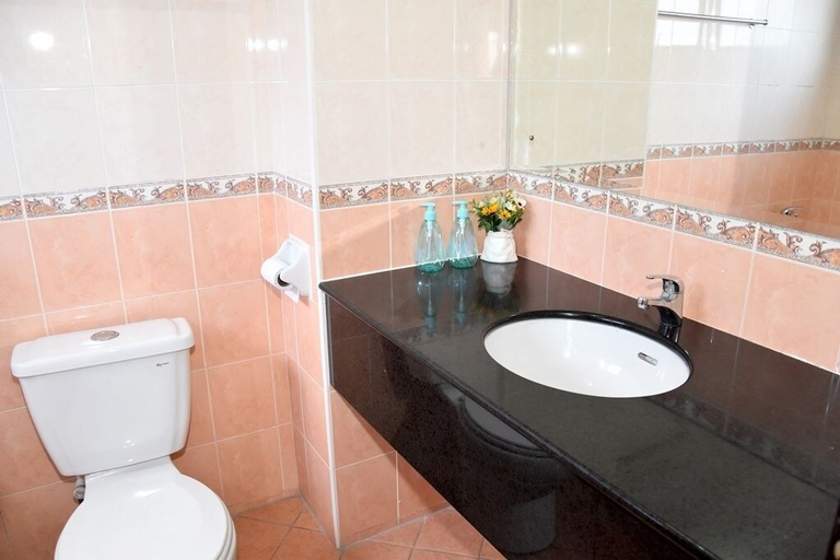 Bathroom, Marina Court by 80's Sabah Homestay, Kota Kinabalu