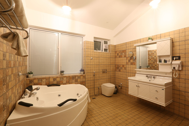 Bathroom 5, Glyngarth Resort, The Nilgiris