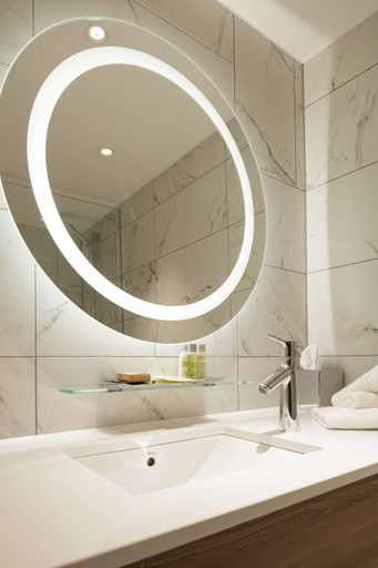 Bathroom 4, Doubletree by Hilton Bath, Bath and North East Somerset